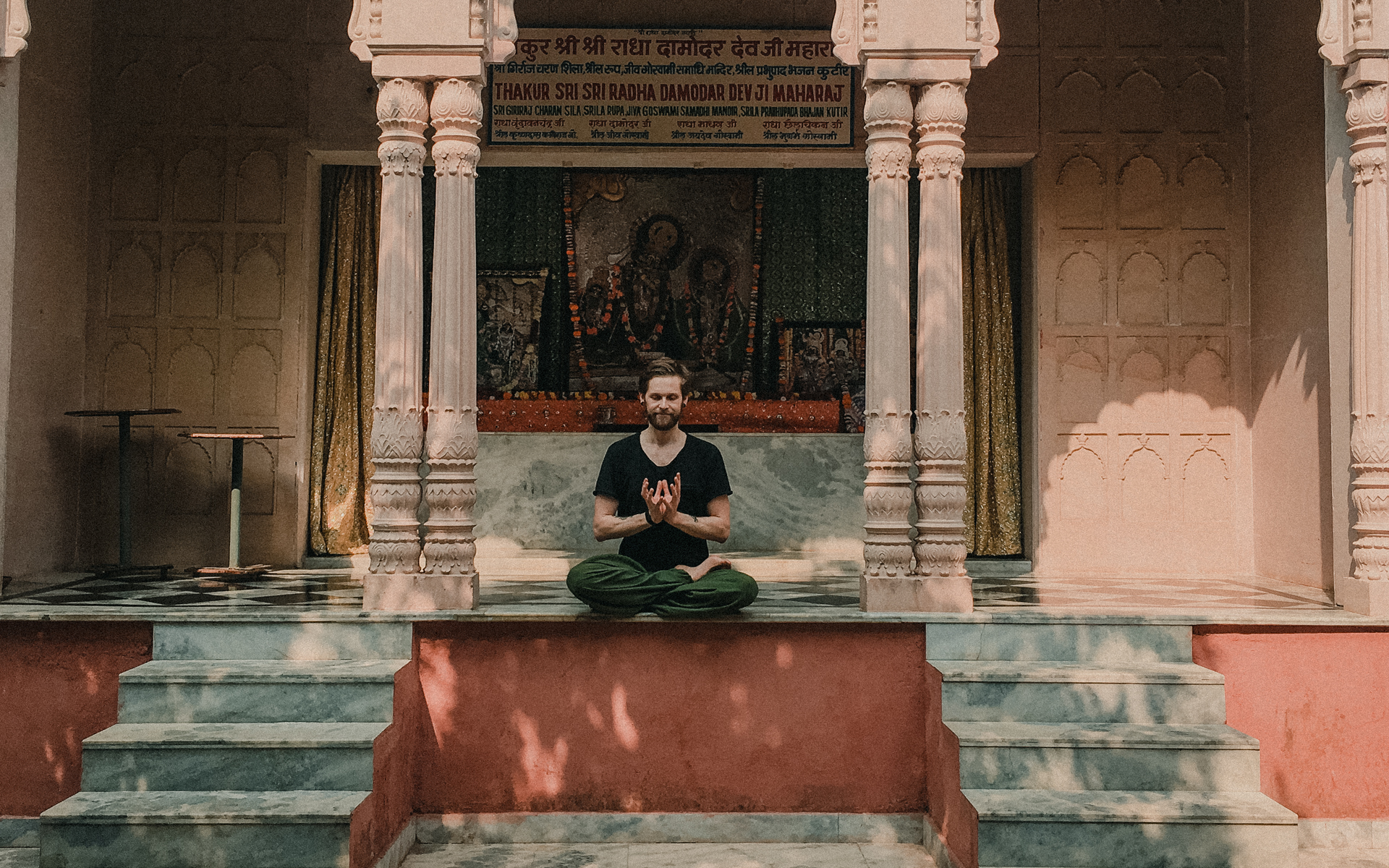 Longue pratique: Philo, Vinyasa et Kirtan | Dimanche 19 avril | Fribourg